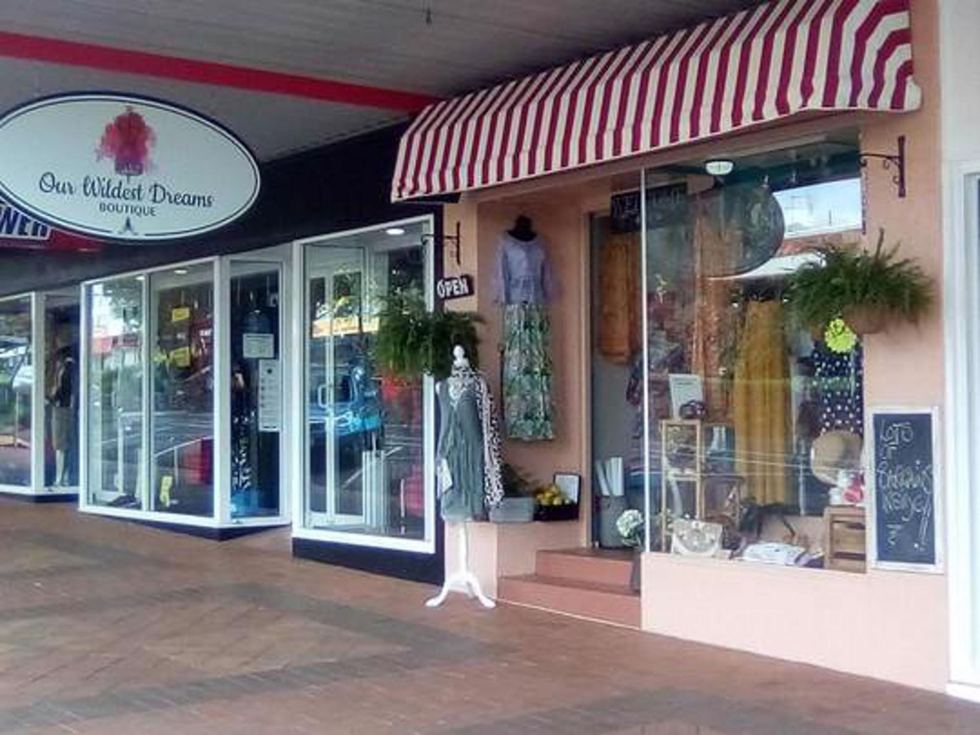 PROFITABLE CLOTHING & ACCESSORY SHOP IN ATHERTON...Business For Sale